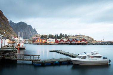 Sürat teknesi ve balıkçılık rorbuer ev ile rıhtım uzun pozlama 