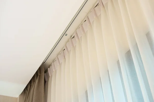 Trilho de cortina com cortina branca e marrom — Fotografia de Stock