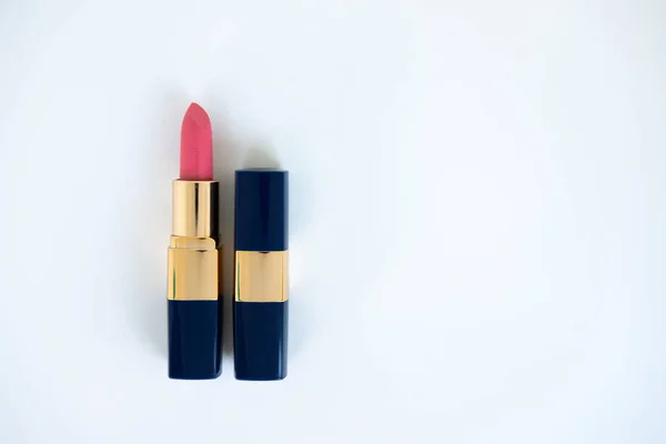 Flat lay concepto mínimo de cosmética femenina creativa para rosa un — Foto de Stock