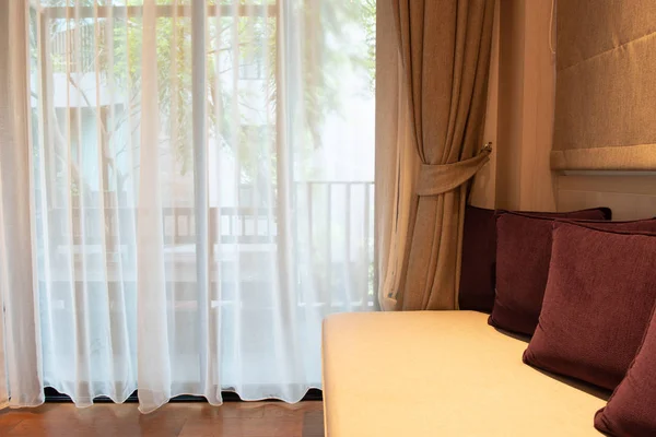 Окна и шторы в роскошном номере отеля — стоковое фото