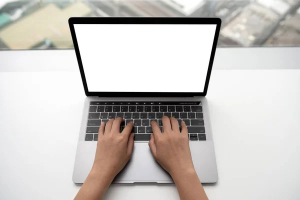 女性手的顶视图是打字笔记本电脑键盘与模型 — 图库照片