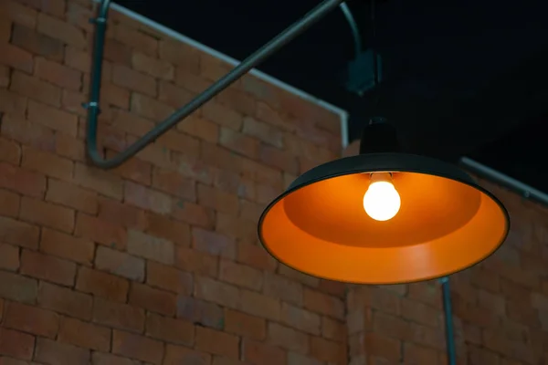 LED 전구가 달린 오렌지 천장 램프 — 스톡 사진