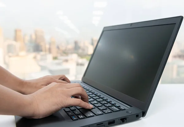 Рука жінки друкує на клавіатурі ноутбука — стокове фото