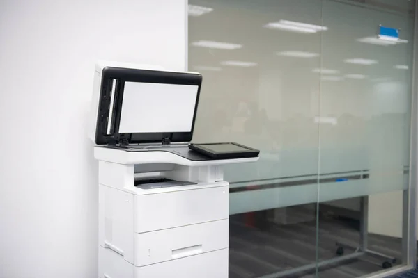 Biała nowoczesna laserowa drukarka wielofunkcyjna w lokalizacji biurowej — Zdjęcie stockowe
