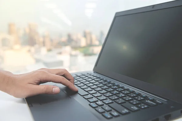Рука жінки друкує на клавіатурі ноутбука — стокове фото
