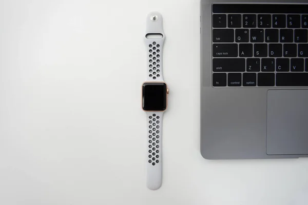 Reloj inteligente y portátil para conectar los datos — Foto de Stock