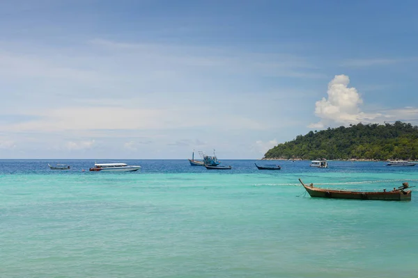 Красивий морський пейзаж з дерев'яним човник в Ліпе Таїланді — стокове фото