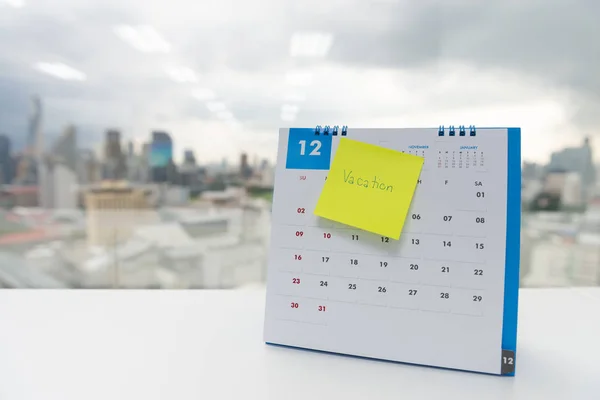 Fechar as férias em papel nota stick no calendário de Dece — Fotografia de Stock