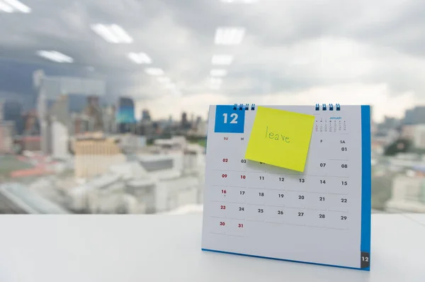 Deixar em papel nota stick no calendário de dezembro para o ano e — Fotografia de Stock