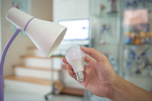 Cambiar la bombilla a led para instalar en la lámpara para ahorrar energía — Foto de Stock