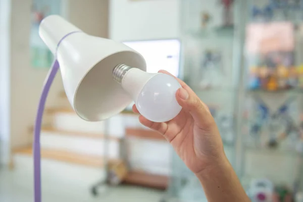 Cambiar la bombilla a led para instalar en la lámpara para ahorrar energía — Foto de Stock