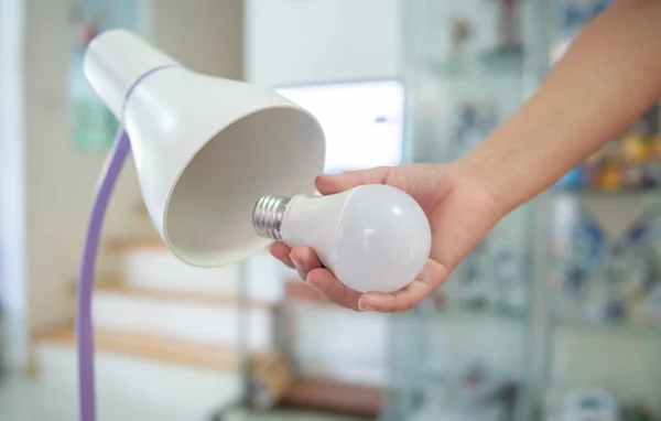 Cambiar la bombilla a led para instalar en la lámpara para ahorrar energía — Foto de Stock