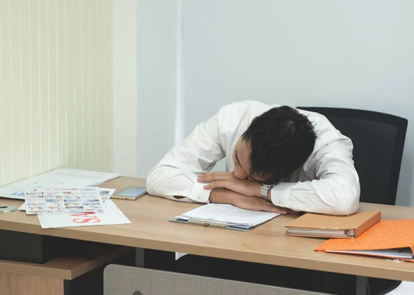 Homem de negócios preguiçoso dormir na mesa de trabalho no escritório — Fotografia de Stock