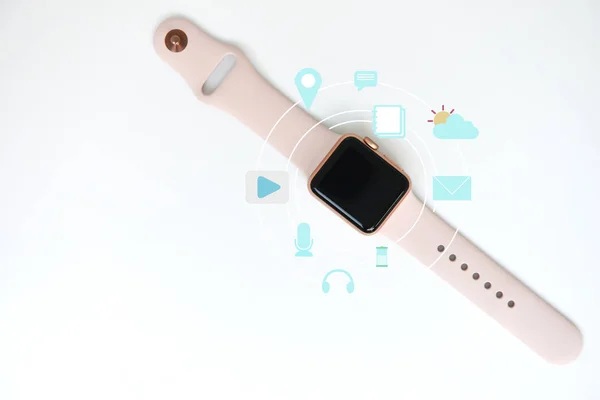 분홍색 여자 스마트 시계 미디어 아이콘에 흰색 용 시계 te — 스톡 사진