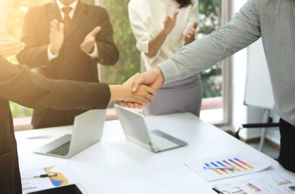 Деловые люди пожимают друг другу руки на встрече, чтобы заняться бизнесом. — стоковое фото