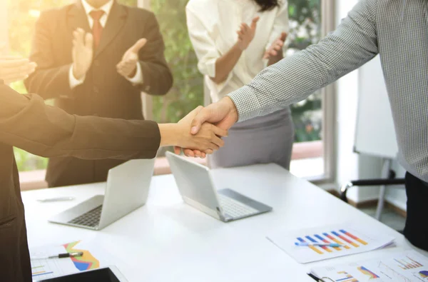 Forretningsfolk håndhilser på møtet for å håndtere forretningen – stockfoto