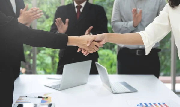 Деловые люди рукопожатия на встрече, чтобы иметь дело с бизнесом — стоковое фото