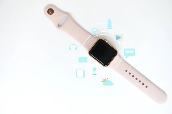 분홍색 여자 스마트 시계 미디어 아이콘에 흰색 용 시계 te — 스톡 사진