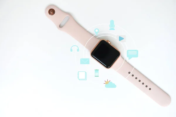 Rosa kvinna Smart Watch med Media ikonen på den vita för Watch te — Stockfoto