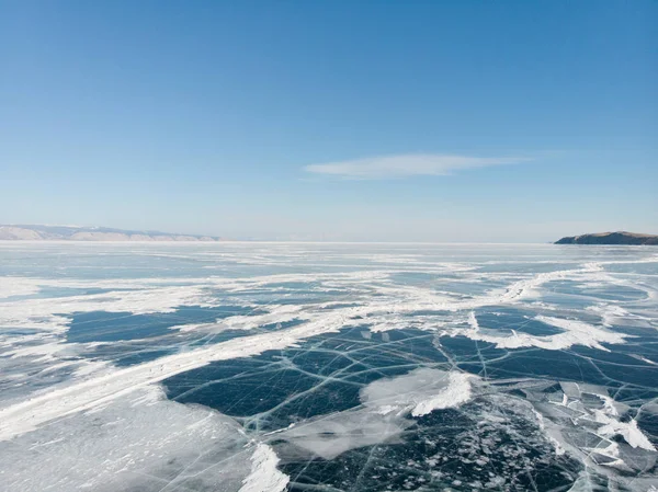 Scheuren op het ijs bij het Baikal meer in Rusland - Landschap — Stockfoto