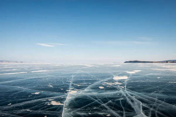 Rusya 'daki Baykal Gölü' nde buzdaki çatlaklar