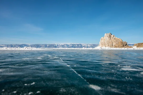 Rachaduras no gelo no lago Baikal na Rússia - Paisagem — Fotografia de Stock