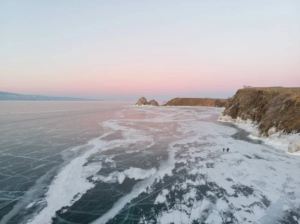 Landschap van de berg met het bevroren meer van Baikal in Rusland — Stockfoto