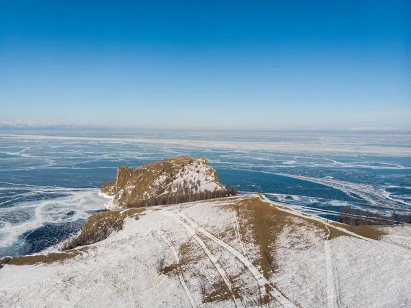 Гірський пейзаж з замерзлим озером Байкал (Росія). — стокове фото