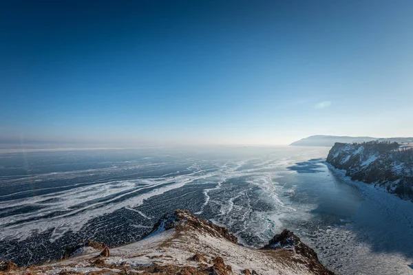 Paesaggio di montagna con il lago ghiacciato di Baikal in Russia — Foto Stock