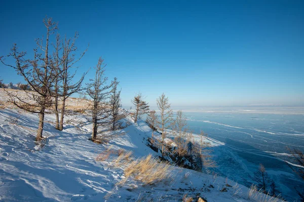 Paisagem de montanha com o lago congelado de Baikal na Rússia — Fotografia de Stock