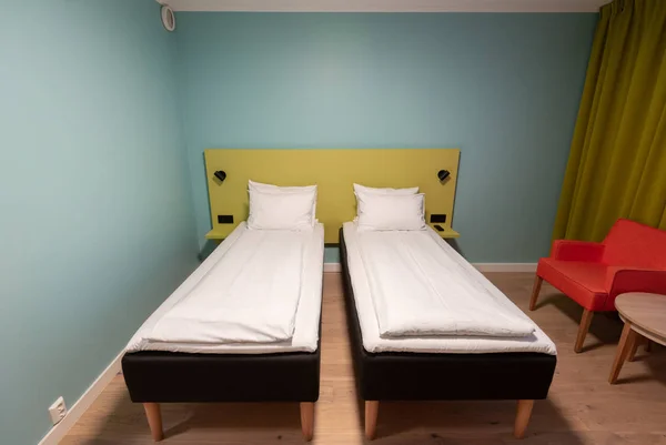Интерьер белый односпальная кровать с подушками в современной спальне в й — стоковое фото