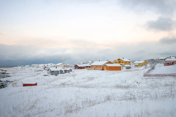 Paesaggio colorato villaggio casa in inverno con neve a Lofoten — Foto Stock