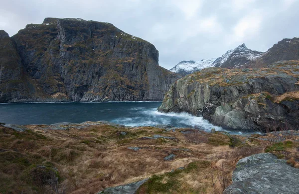 Krajobraz morza i klifu fiordu w Lofoten Norwegii — Zdjęcie stockowe