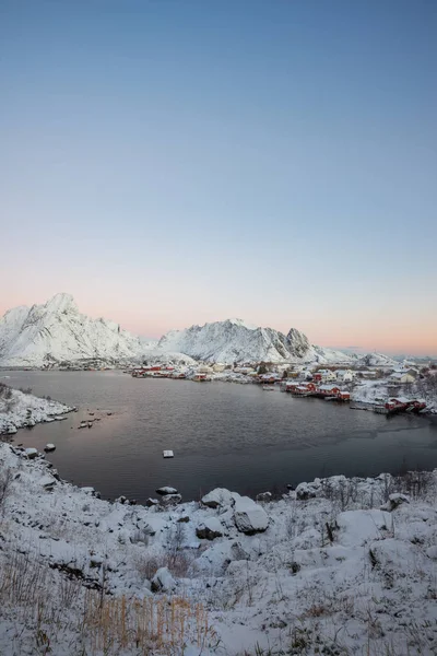 Paesaggio di villaggio di casa di piatto tra la neve con montagna — Foto Stock