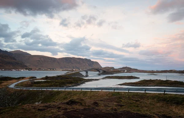 Landschap van de Fredvang brug over het eiland in Ramberg bij lof — Stockfoto