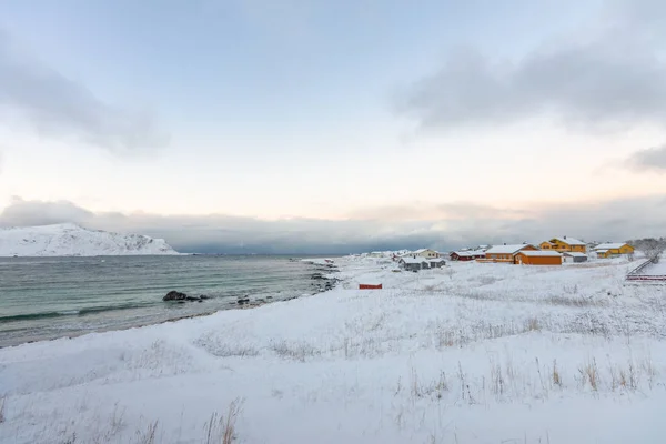 Paesaggio inverno con neve e colorato villaggio casa Lofoten N — Foto Stock