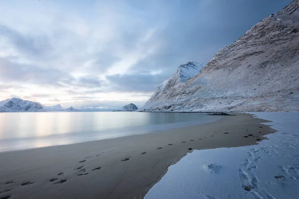 Lunga esposizione paesaggio notturno polare di spiaggia con montagna in th — Foto Stock