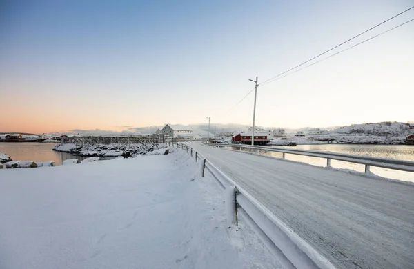 Veřejná silnice se sněhem na ostrově Lofot — Stock fotografie