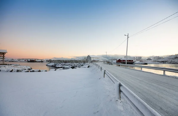 Δημόσιος δρόμος με το χιόνι στο νησί Λοφότεν — Φωτογραφία Αρχείου