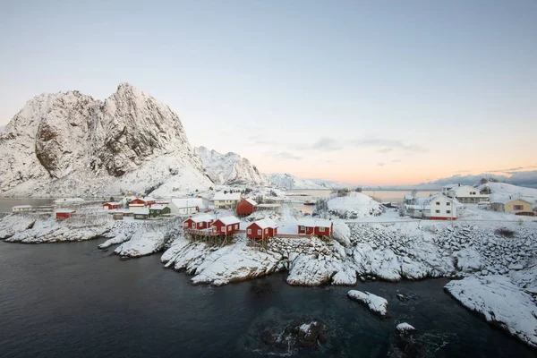 Rosso villaggio di casa di pescatori tra la neve con vista sulle montagne in L — Foto Stock