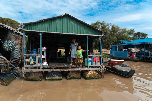 Familia Cambodiana Que Vive Una Casa Flotante — Foto de Stock