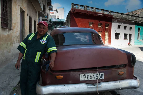 Mecánico Cubano Con Viejo Coche —  Fotos de Stock