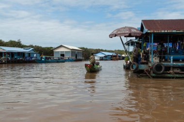 Tekne ve stilts üzerinde göl Tonle sap