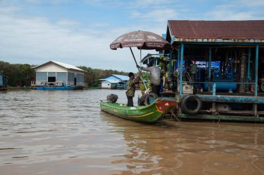 Tekne ve stilts üzerinde göl Tonle sap