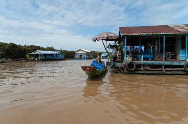 Tekne ve stilts üzerinde göl Tonle sap