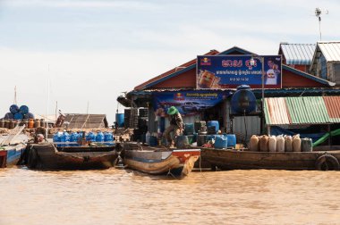 Göl tonle Sap üzerinde alışveriş