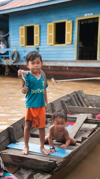 Niño Cambodiano Con Una Serpiente Barco — Foto de Stock