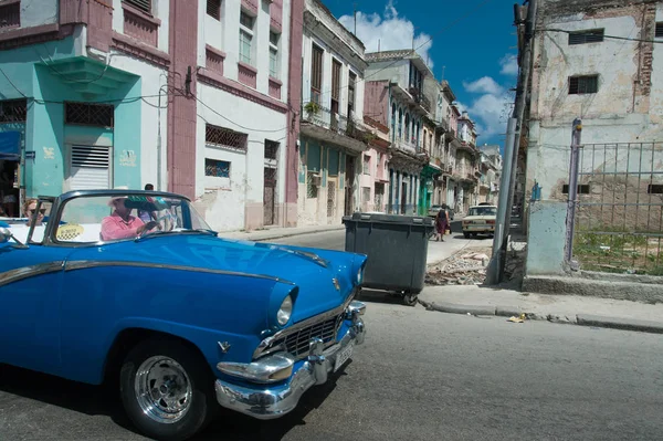 旧美国蓝色汽车在拉哈瓦那 — 图库照片