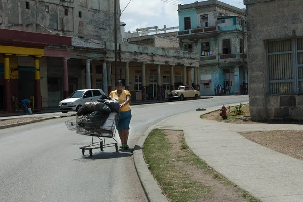 ハバナの通りでショッピング カートを押すキューバの女の子 — ストック写真