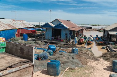 Göl Tonle Sap üzerinde kazıklar ve balıkçılık ağları